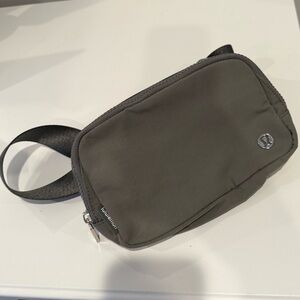 Lululemon Everywhere Belt Bag 1L - Army Green